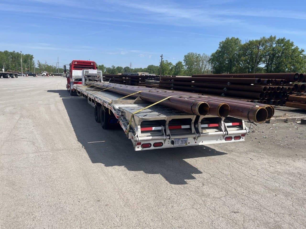 Hot Shot trailer with extended overhang